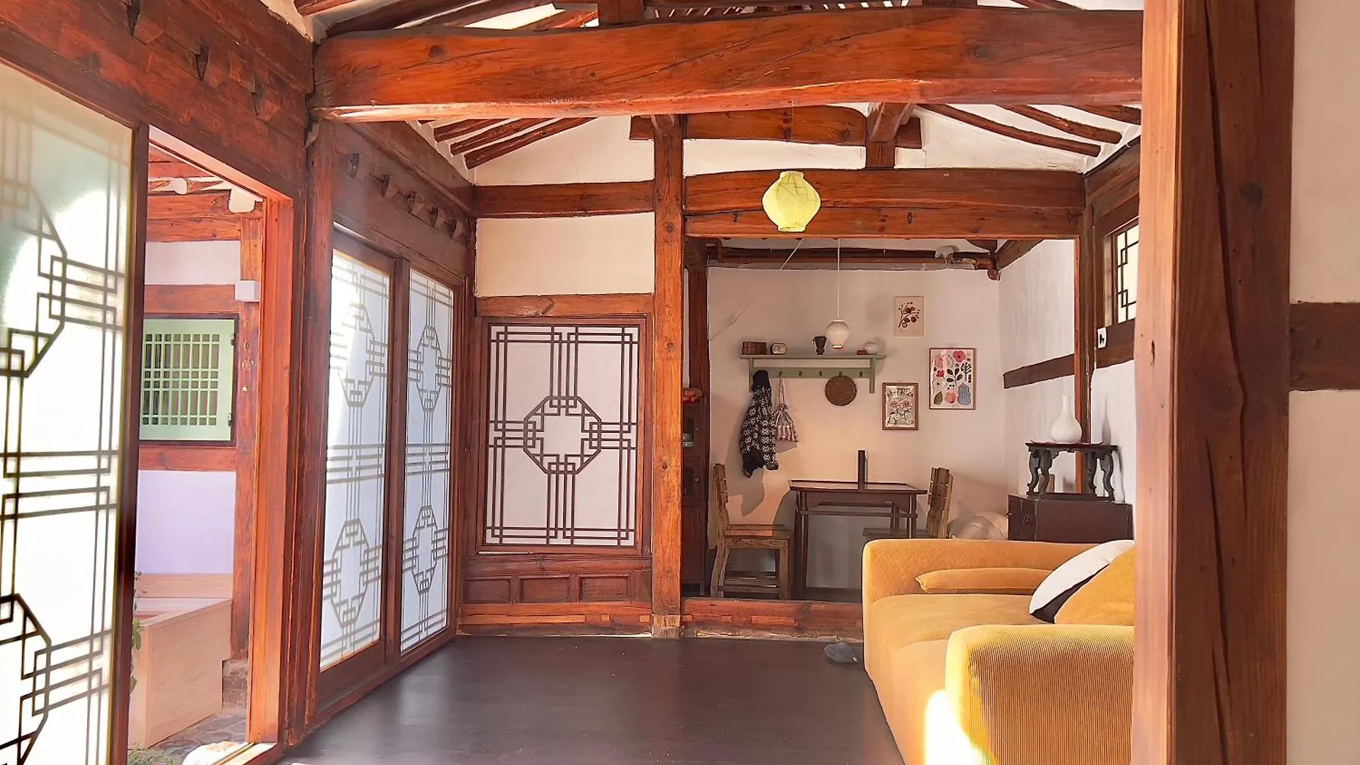 A Traditional Korean House With A Yard Seoel Appartement