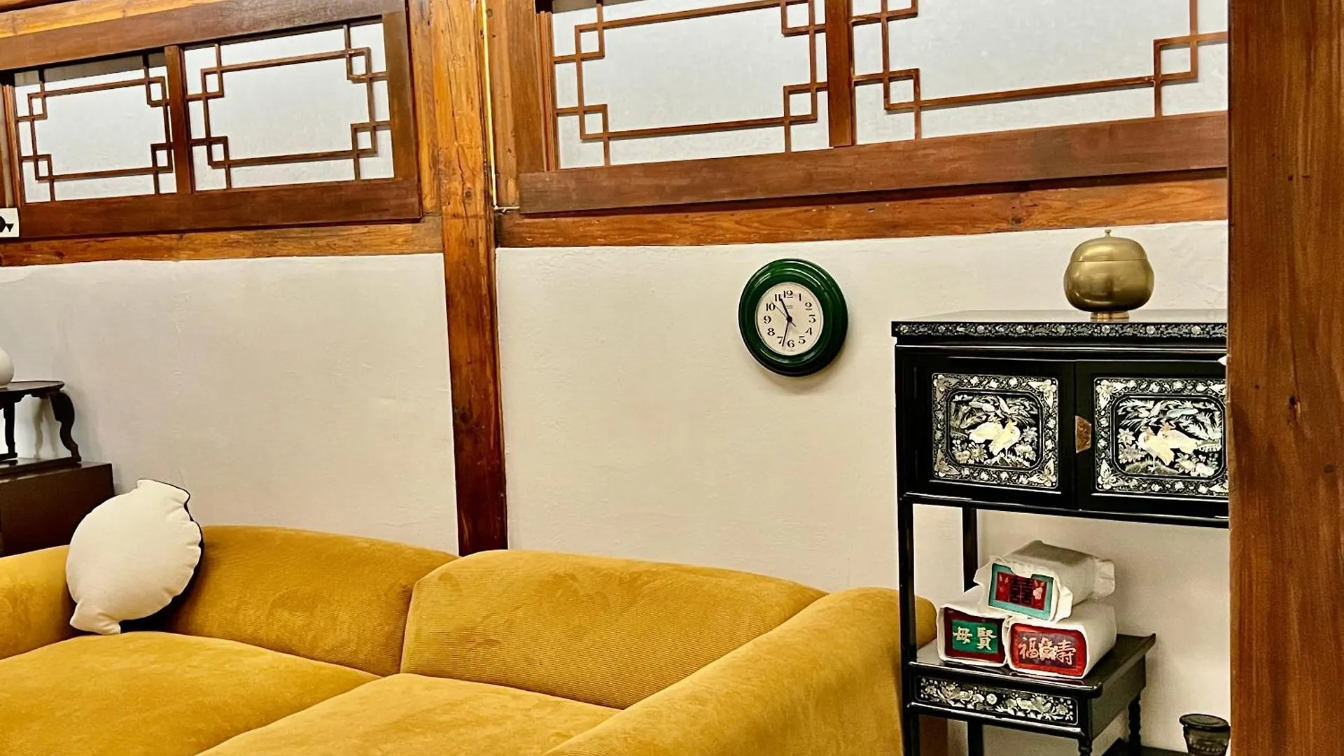 A Traditional Korean House With A Yard Seoel 0*,