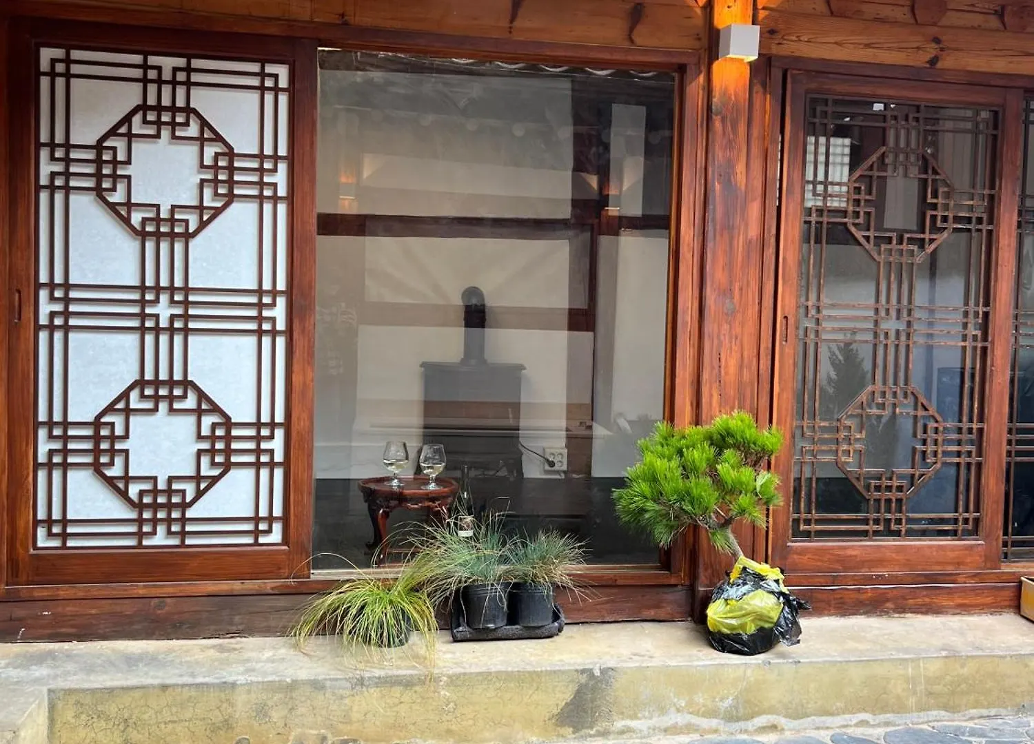 A Traditional Korean House With A Yard Seoel 0*,  Zuid-Korea