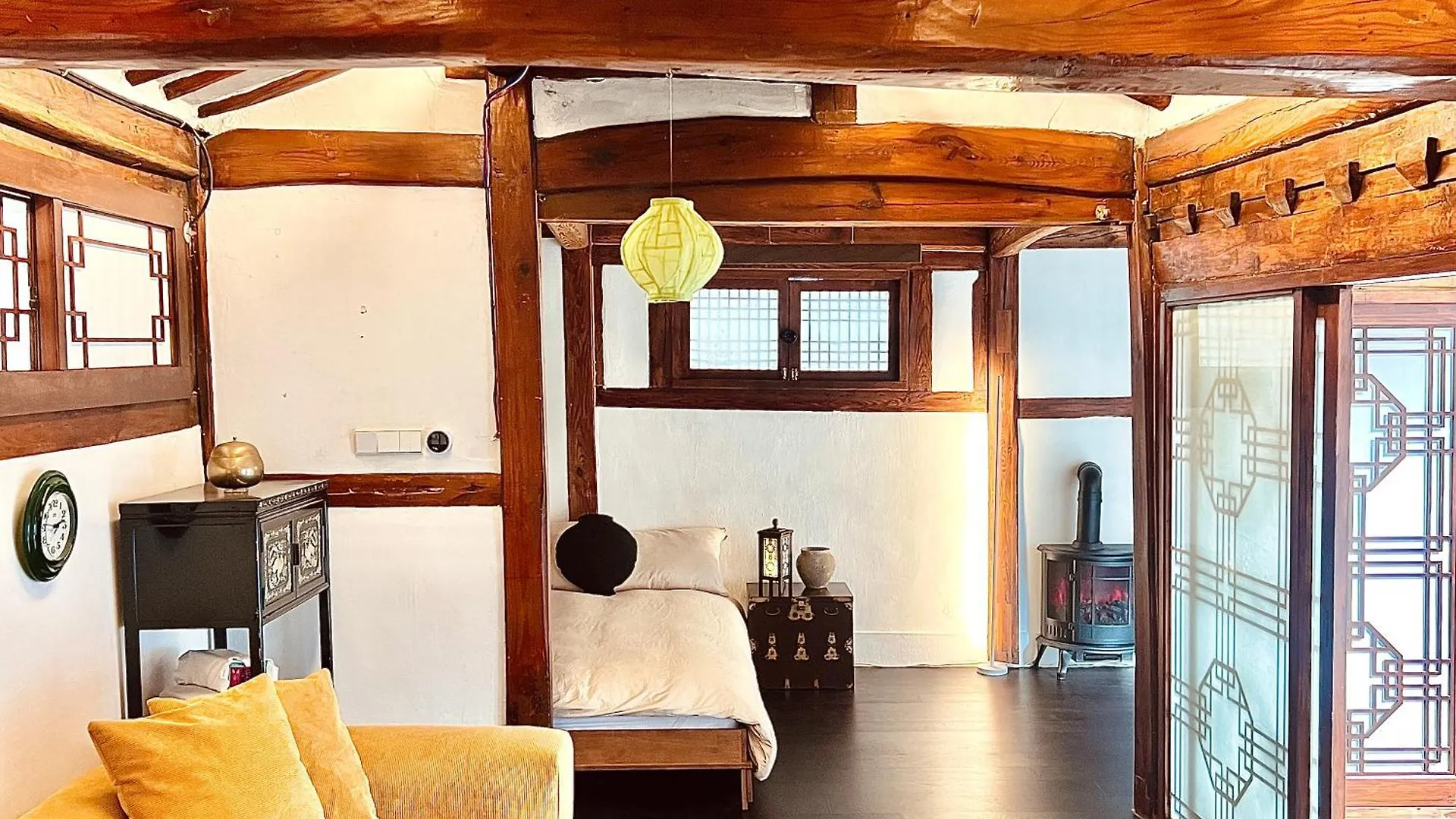A Traditional Korean House With A Yard Seoel Appartement